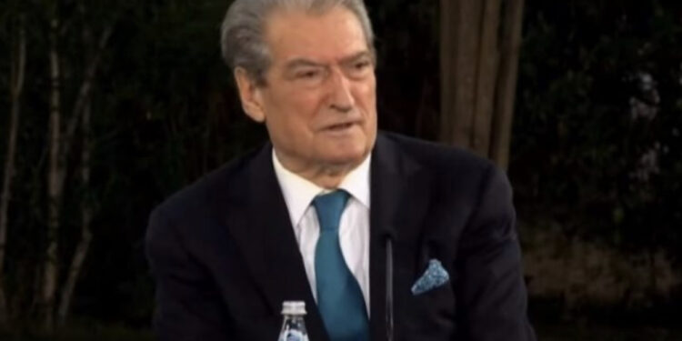 “Askush nuk thotë dot se pas një gruaje të suksesshme qëndron një burrë”, Berisha: Nënë Tereza na bëri të njohur në botë