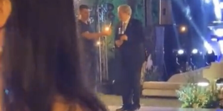 VIDEO/ Me gotë në dorë Sali Berisha mban fjalimin në dasmën e të birit: Të dashur familjarë dhe miq, shkurt dua të them dy fjalë…