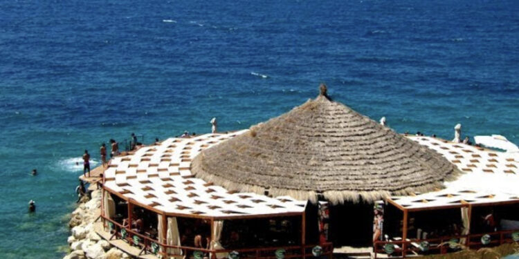 Digjet një “Beach Bar” në Vlorë, detajet e para