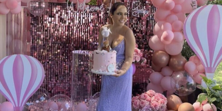 FOTO/ “Mirë se erdhe Zoi”, Eduart Grishaj realizon pritjen madhështore për vogëlushen dhe Arbanën në shtëpi