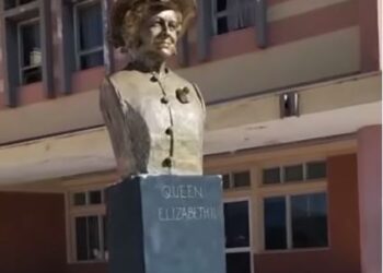 FOTO/ Kukësi nderon monarken britanike, vendos para Pallatit të Kulturës bustin e Mbretëreshës Elizabeth ll