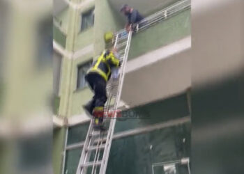 VIDEO/ Foshnja 6 muajshe mbetet e vetme dhe e bllokuar në shtëpi, zjarrfikësit ndërhyjnë me shkallë te Fresku