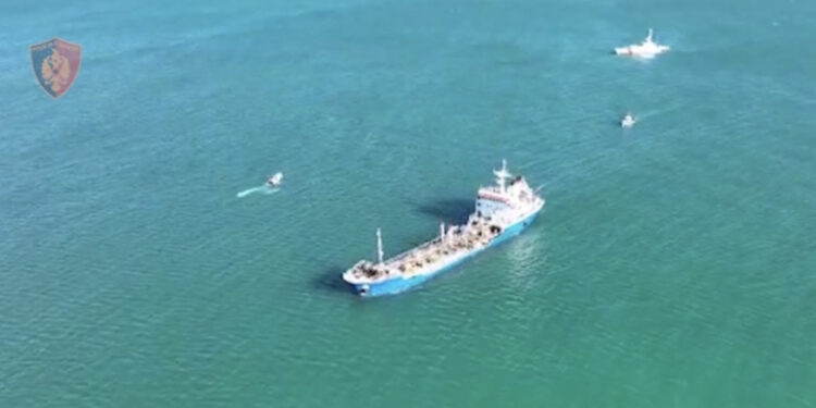 Sekuestrimi i anijes me 2275 ton naftë në Portin e Durrësit, lihen në burg 4 libanezët