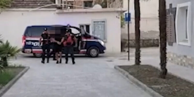 I shpallur në kërkim, arrestohet 46-vjeçari në Vlorë, iu gjet në banesë mbi 200 kg kanabis
