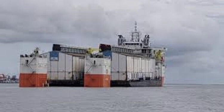 FOTO/ Nuk e japim Vlorën! – Protestë kundër ‘flotës’ nga Bangladeshi me supergjeneratorë nafte