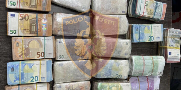 Kamionisti kapet me 200 mijë euro të padeklaruara gjatë tentativës për të hyrë në Shqipëri (Foto-Detaje)