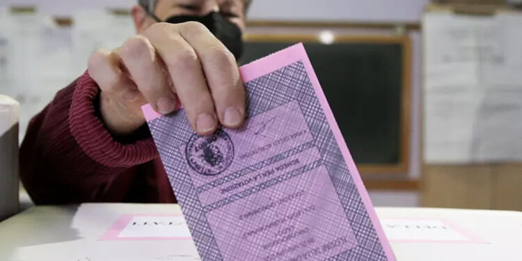 Mbyllet votimi, Exit-pollet tregojnë një fitore dërrmuese të koalicionit të djathtë në Itali