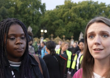 “Duket si fundi i një epoke”, britanikët mblidhen para pallatit Buckingham, vajtojnë ikjen e Mbretëreshës Elizabeth II