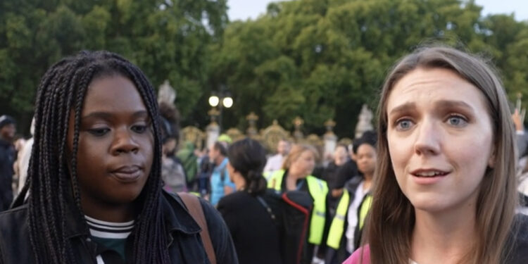 “Duket si fundi i një epoke”, britanikët mblidhen para pallatit Buckingham, vajtojnë ikjen e Mbretëreshës Elizabeth II