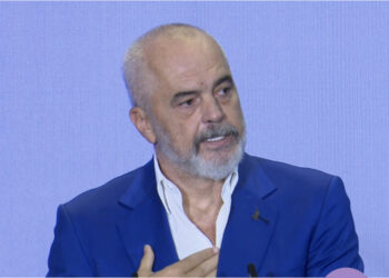 Rama thirrje të rinjve: Mos shkoni në Angli, rreth 2 mijë njerëz në veri të Francës rrezikojnë jetën për në Britani