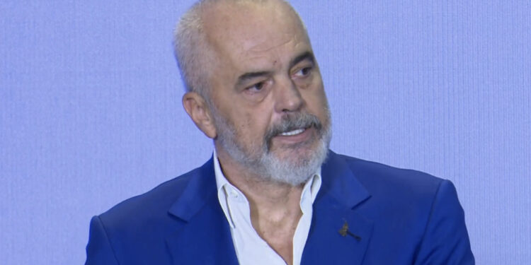 Rama thirrje të rinjve: Mos shkoni në Angli, rreth 2 mijë njerëz në veri të Francës rrezikojnë jetën për në Britani