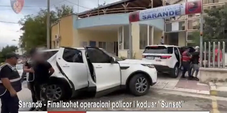 Dhunuan një person, policia arreston dy autorët në Sarandë, në banesë u gjen koleksion sendesh të jashtëligjshme