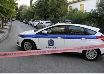 Tronditëse, burri i vë flakën me benzinë gruas së tij me aftësi të kufizuara