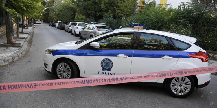 Tronditëse, burri i vë flakën me benzinë gruas së tij me aftësi të kufizuara