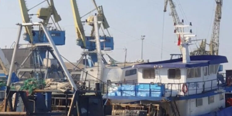 EMRAT/ 50 mijë litra naftë kontrabandë nga vendet e Lindjes në Durrës, policia arreston kapitenin dhe marinarin e anijes