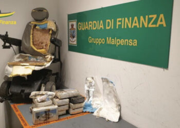 Ide gjeniale/ Kapet spanjolli i shtirur si invalid, kishte mbushur karrigen me rrota plot kokainë