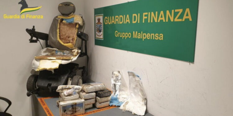 Ide gjeniale/ Kapet spanjolli i shtirur si invalid, kishte mbushur karrigen me rrota plot kokainë