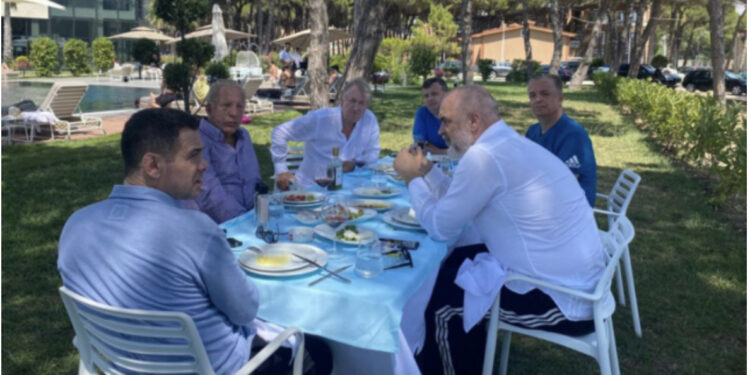 Zyrtari i lartë i PS në resortin e Irfanit: Ku je o vëlla, unë për ty i q* robt, rrëzoj dhe qeverinë!