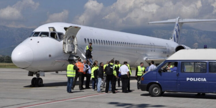 EMRI/ Gazetari turk mbërrin në Rinas dhe kërkon azil në Shqipëri, ndalohet nga policia: Më rrezikohet jeta