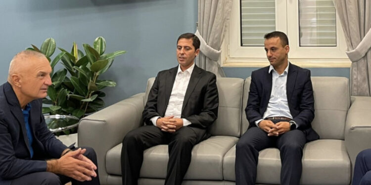 Mbyllja e shkollës, Meta takon përfaqësuesit e “Turgut Ozal”: Arsimi të mos bëhet viktimë e politikës