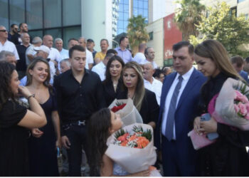 E gjithë familja mblidhet pranë Memorialit të Azem Hajdarit, dy djemtë shoqërohen nga partneret e tyre