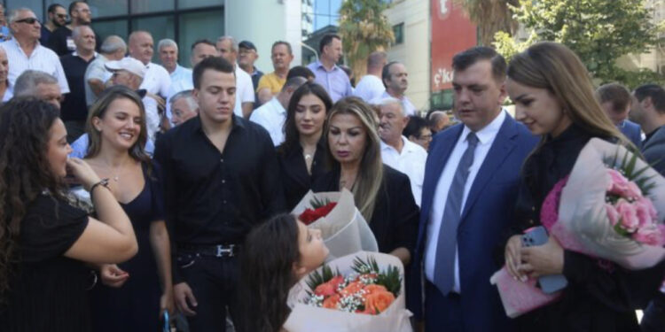 E gjithë familja mblidhet pranë Memorialit të Azem Hajdarit, dy djemtë shoqërohen nga partneret e tyre