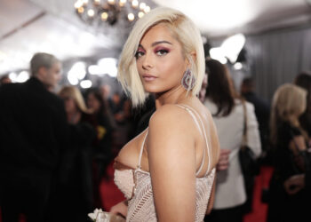 VIDEO/ Bebe Rexha “korr” një tjetër sukses, këngëtarja nuk i mban dot lotët