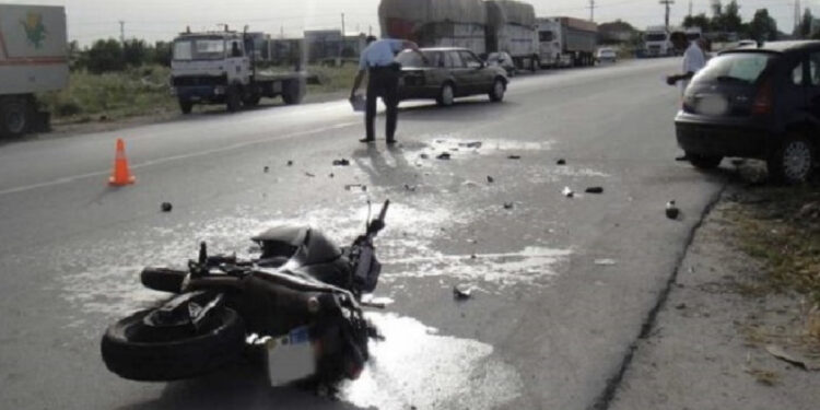 Autobusi përplaset me motorin, humb jetën një person në Roskovec