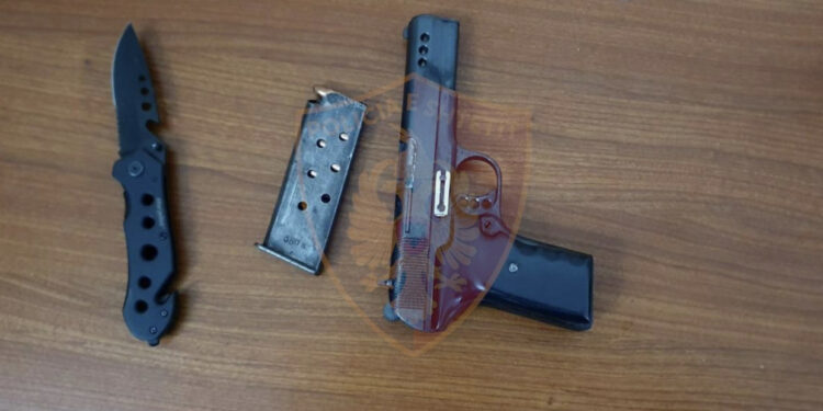 EMRI/ Po pinte kafe në lokal me pistoletë dhe thikë në xhep, arrestohet 47 vjeçari në Tiranë