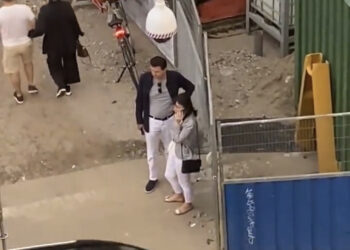 VIDEO/ Lulzim Basha shfaqet në Holandë, qëndron i qeshur pranë bashkëshortes