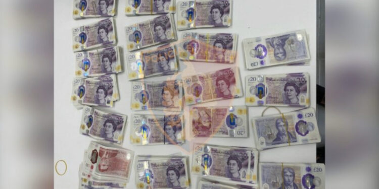 Sekuestrohen 21 550 paund në Rinas, telashe për 28 vjeçarin shqiptar që vinte nga Anglia