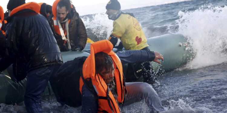 TRAGJEDI/ Fundoset varka, humbin jetën mbi 30 emigrantë