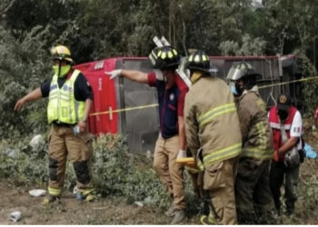 Tragjedi, përmbyset autobusi plot me pasagjerë, vdesin 27 persona në Kinë