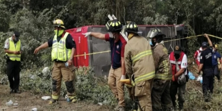 Tragjedi, përmbyset autobusi plot me pasagjerë, vdesin 27 persona në Kinë