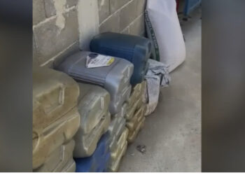 LAJM I FUNDIT/ Mbante 2 ton naftë kontrabandë brenda depozitës në shtëpi, policia prangos 47-vjeçarin në Tiranë