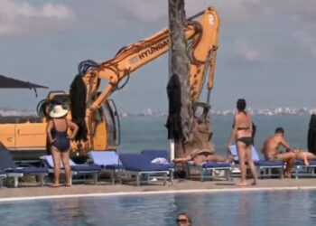 Fadromat e IKMT rikthehen te “Prestige Resort”, turistët “të hutuar” lahen në pishinë teksa shikojnë ndërhyrjen