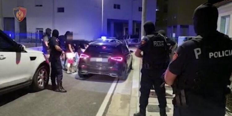 Forcat Operacionale dhe FNSH kontrolle të befasishme, 3 të arrestuar, sekuestrohen armë