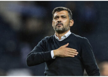 Momente tmerri për trajnerin e Porto-s, tifozët i thyejnë xhamat e makinës, i godasin dhe të birin