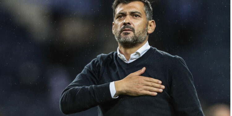 Momente tmerri për trajnerin e Porto-s, tifozët i thyejnë xhamat e makinës, i godasin dhe të birin