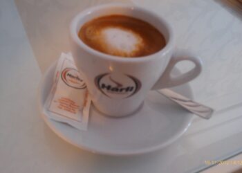 Një zakon që ndiqet nga shumë njerëz, mjeku shpjegon pse nuk duhet të pini kafe sapo zgjoheni