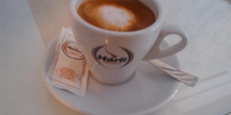 Një zakon që ndiqet nga shumë njerëz, mjeku shpjegon pse nuk duhet të pini kafe sapo zgjoheni