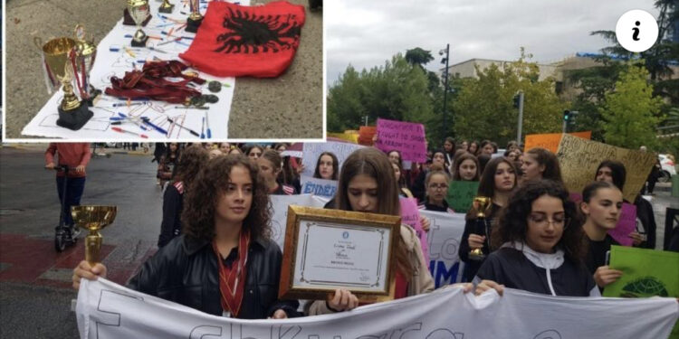 Nuk ndalen/ Protesta: Nxënëset e ‘Mehmet Akifit’ i drejtohen kryeministrisë