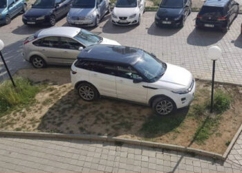 I gjobisin “Land Roverin” të parkuar në pedonalen e Bulqizës, shoferi dhe 2 shokët rrahin policët