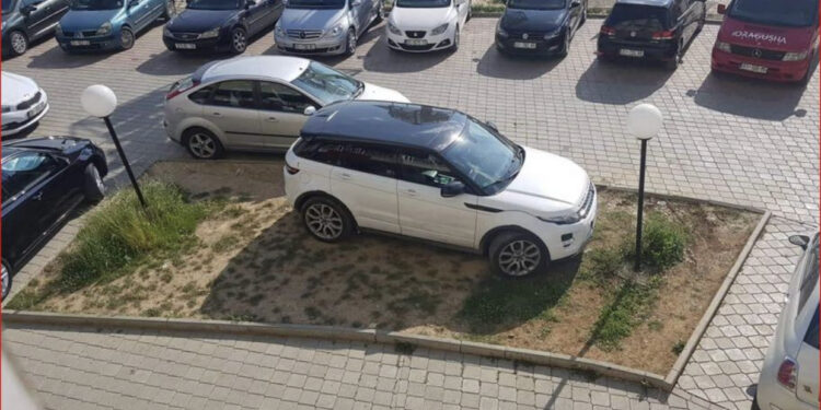 I gjobisin “Land Roverin” të parkuar në pedonalen e Bulqizës, shoferi dhe 2 shokët rrahin policët