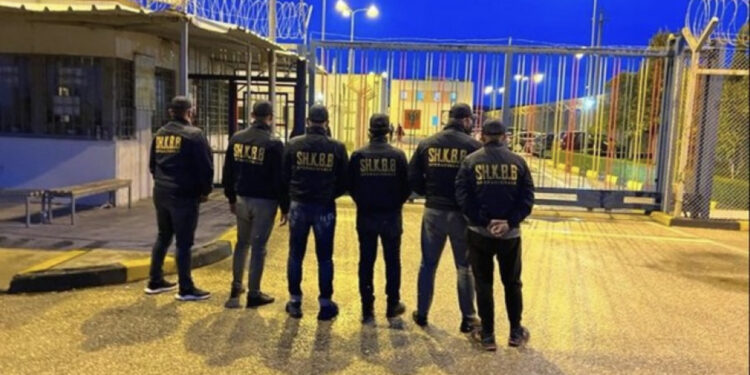 18 në pranga/ Zbulohet skema si bënin lekë me të dënuarit punonjësit e burgut të Fierit