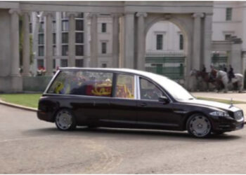 Lamtumirë Mbretëreshë, arkivoli i monarkes përcillet në kështjellën Windsor, do të varroset pranë burrit të saj