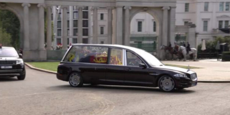 Lamtumirë Mbretëreshë, arkivoli i monarkes përcillet në kështjellën Windsor, do të varroset pranë burrit të saj