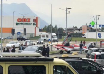 Prag tragjedie në Bolzano, avioni ulet në parkingun e një supermarketi, godet 3 makina