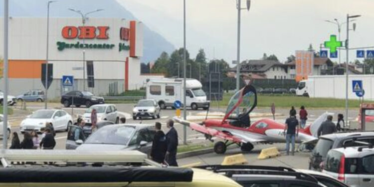 Prag tragjedie në Bolzano, avioni ulet në parkingun e një supermarketi, godet 3 makina