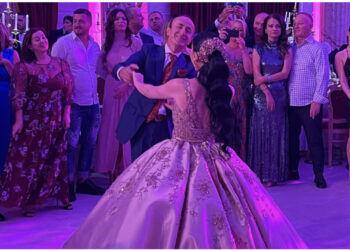 FOTO/ I buzëqeshur në krahët e të bijës, Dash Sula marton vajzën, bën bashkë edhe deputetët demokratë